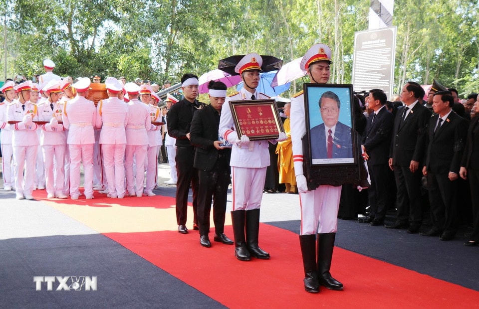 Linh cữu Nguyên Chủ tịch nước Trần Đức Lương được đưa vào đến nơi an táng nghĩa trang xã Phổ Khánh. (Ảnh: Phạm Cường/TTXVN)