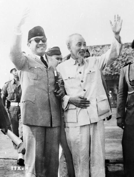 Chủ tịch Hồ Chí Minh và Tổng thống Indonesia Sukarno vẫy chào nhân dân Hà Nội tại cuộc mít tinh của 20 vạn đồng bào Thủ đô ở Quảng trường Ba Đình, chào mừng Tổng thống sang thăm Việt Nam, ngày 24/6/1959. (Ảnh: TTXVN)