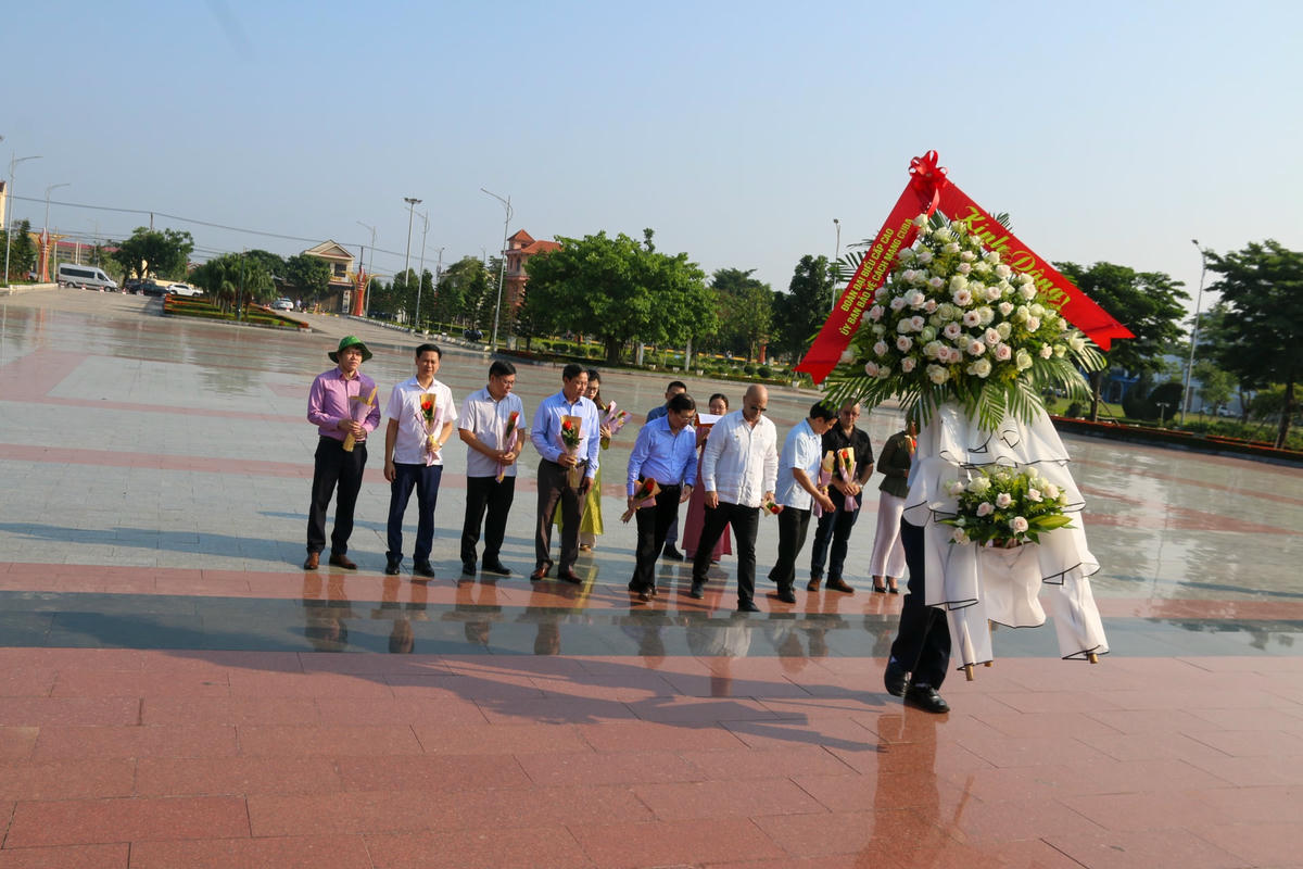 Đoàn thăm, đặt vòng hoa tại tượng Chủ tịch Fidel Castro.