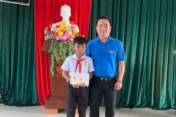 Anh Đỗ Duy Nam, Phó Bí thư Tỉnh Đoàn Gia Lai trao huy hiệu đến học sinh Kpă Nguyên (Ảnh: Tỉnh đoàn Gia Lai).