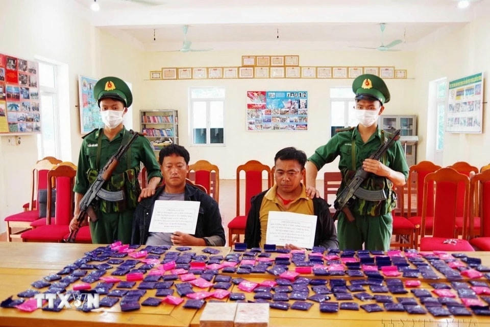 Trong 6 tháng đầu năm 2024, Bộ đội Biên phòng tỉnh Sơn La đã trực tiếp và phối hợp với các lực lượng chức năng bắt giữ 48 vụ, với 59 đối tượng, thu giữ 8 bánh heroin, hơn 249.300 viên ma túy tổng hợp, 100g ma túy đá. (Ảnh: TTXVN phát)