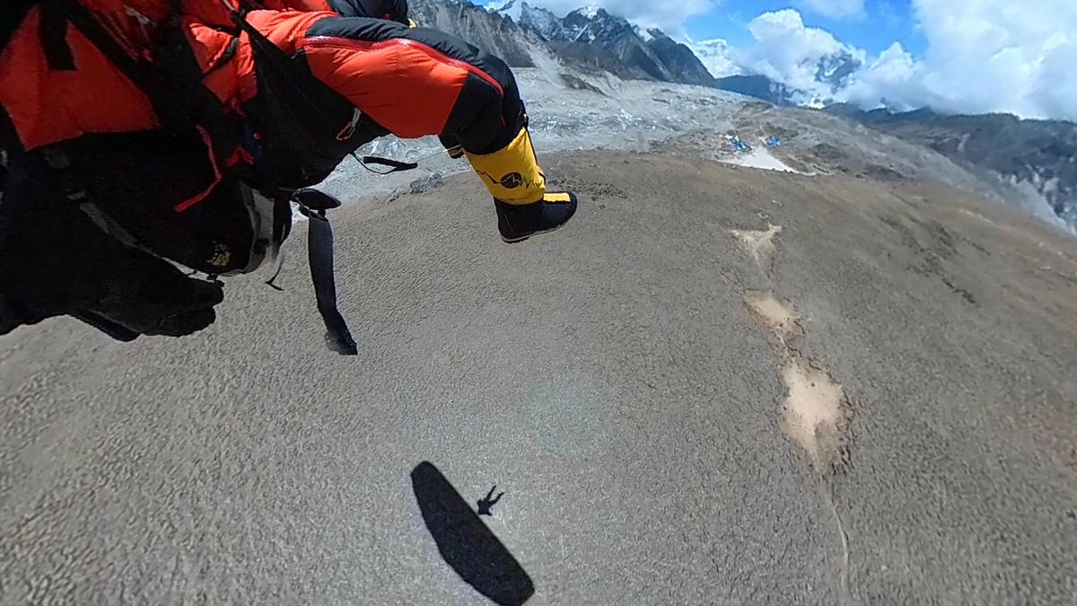 Carter khởi hành từ South Col của Everest, ở độ cao 8.000 mét so với mực nước biển. Ảnh: CNN.