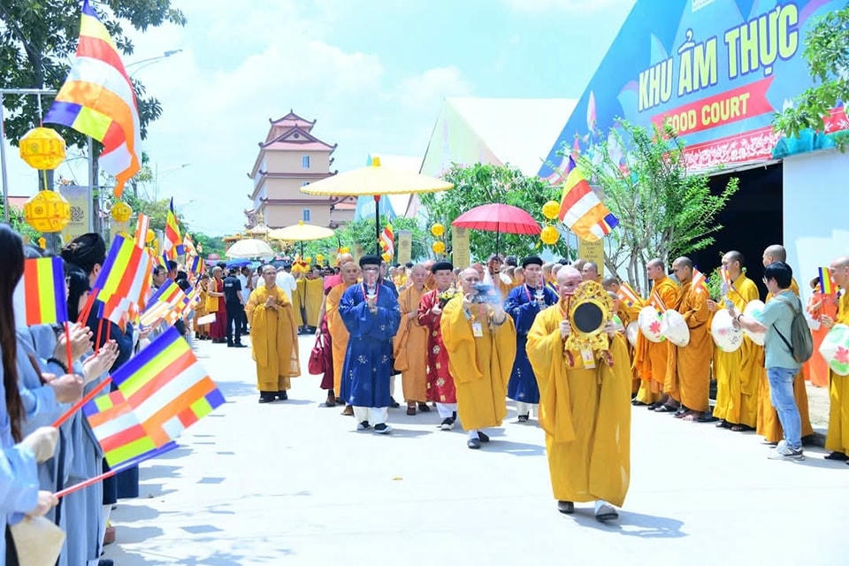 Toàn cảnh lễ cung rước xá lợi Anh UIDV