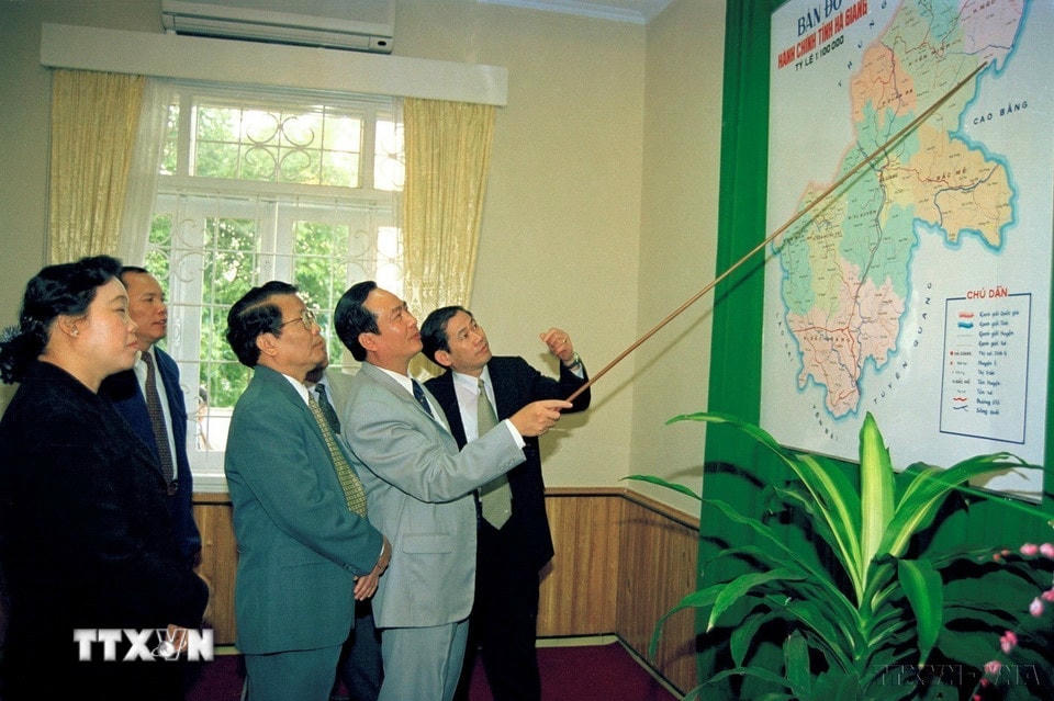 Chủ tịch nước Trần Đức Lương làm việc với cán bộ chủ chốt Tỉnh ủy, UBND tỉnh Hà Giang (1999). (Ảnh: TTXVN)