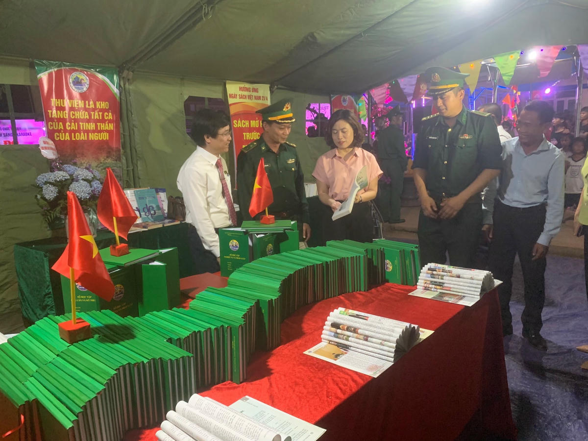 Chương trình “Đường sách biên cương” do Bộ đội Biên phòng Thanh phối hợp với trường TH&THCS A Xing phối hợp tổ chức.