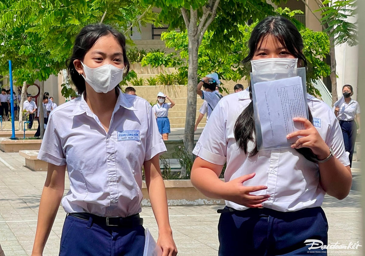 Hai thí sinh ở điểm thi trường THCS Bùi Văn Thủ thoái mái sau giờ thi môn Ngữ văn hôm 6/6. Đây là môn thi nhiều em dự đoán sẽ được điểm khá, giỏi. 