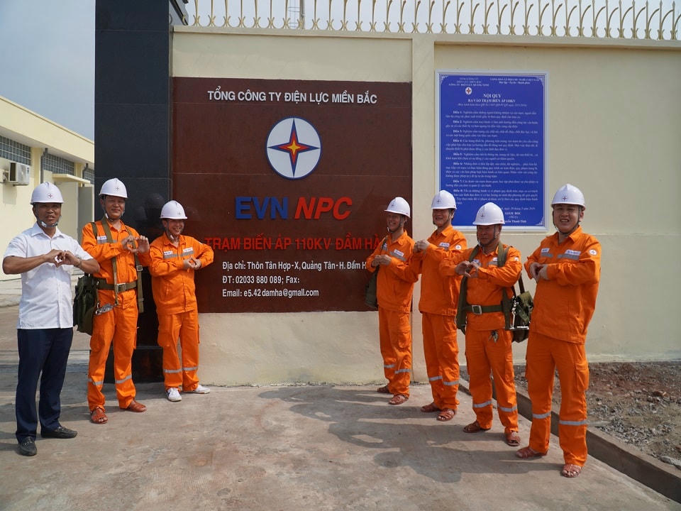 Niềm vui của những người thợ điện khi hoàn thành đóng điện nghiệm thu công trình mới, đảm bảo cung cấp điện cho Nhân dân.