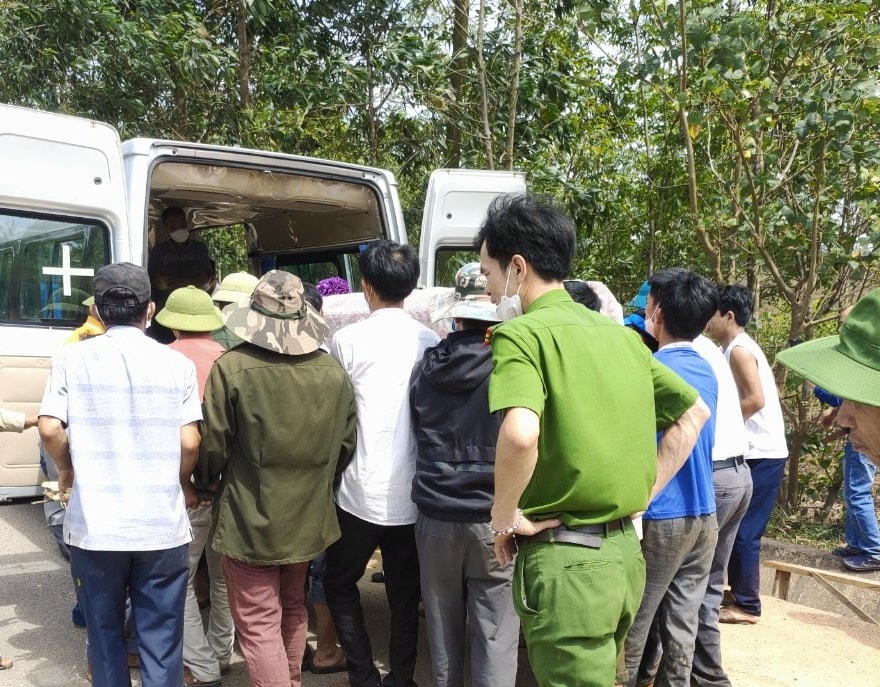 Người thân, lực lượng chức năng… tiến hành bàn giao, đưa thi thể nạn nhân về quê lo hậu sự.