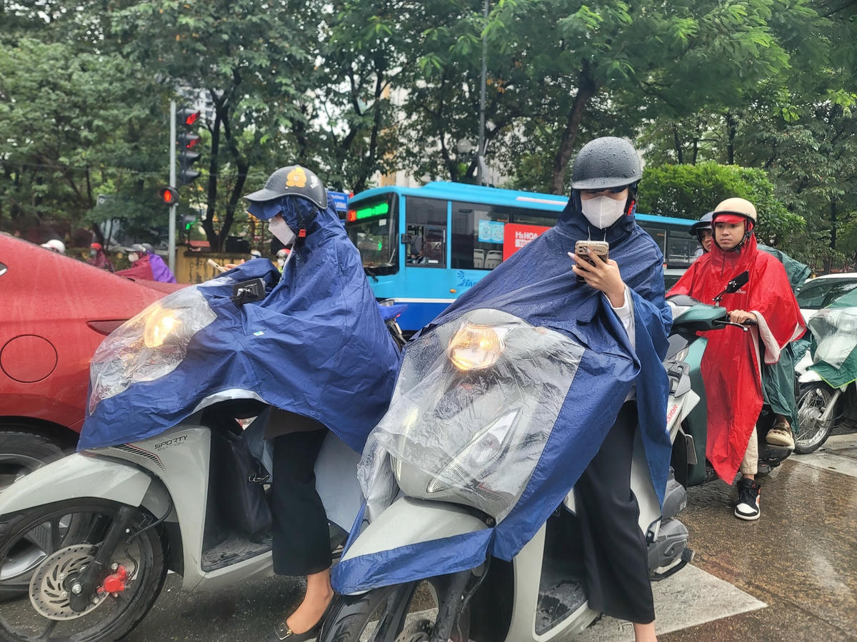 Chị Trần Thu Huyền (30 tuổi, làm nhân viên văn phòng) tranh thủ lấy điện thoại nhắn cho quản lý xin phép đến muộn do tắc đường.