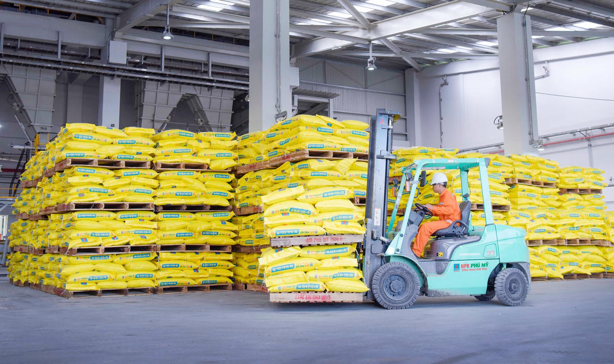 Sản xuất phân bón tại Nhà máy Đạm Phú Mỹ.