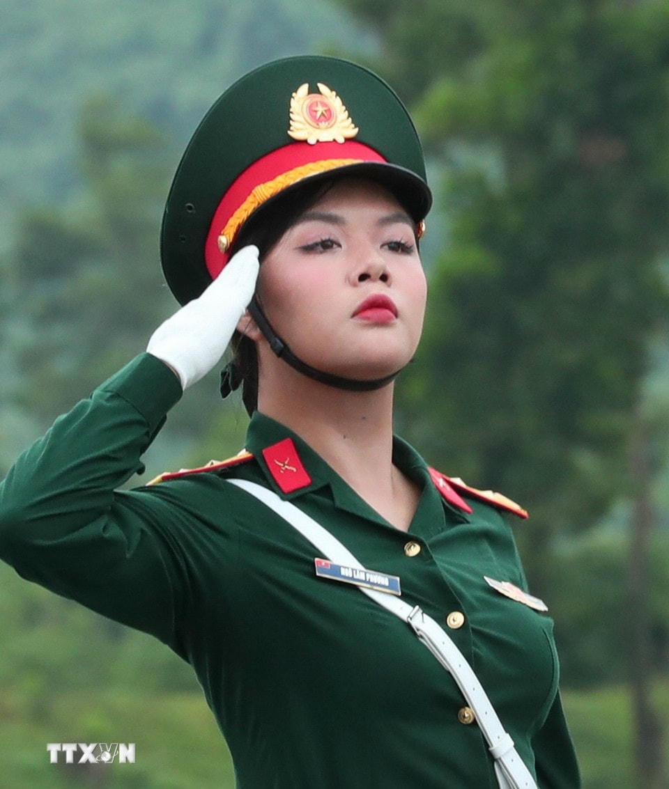 Nữ quân nhân tham gia hợp luyện. (Ảnh: Trọng Đức/TTXVN)