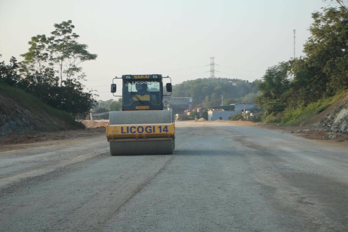 Đơn cị thi công đang tiến hành lu lèn nền đường. Ảnh: Ngô Hùng