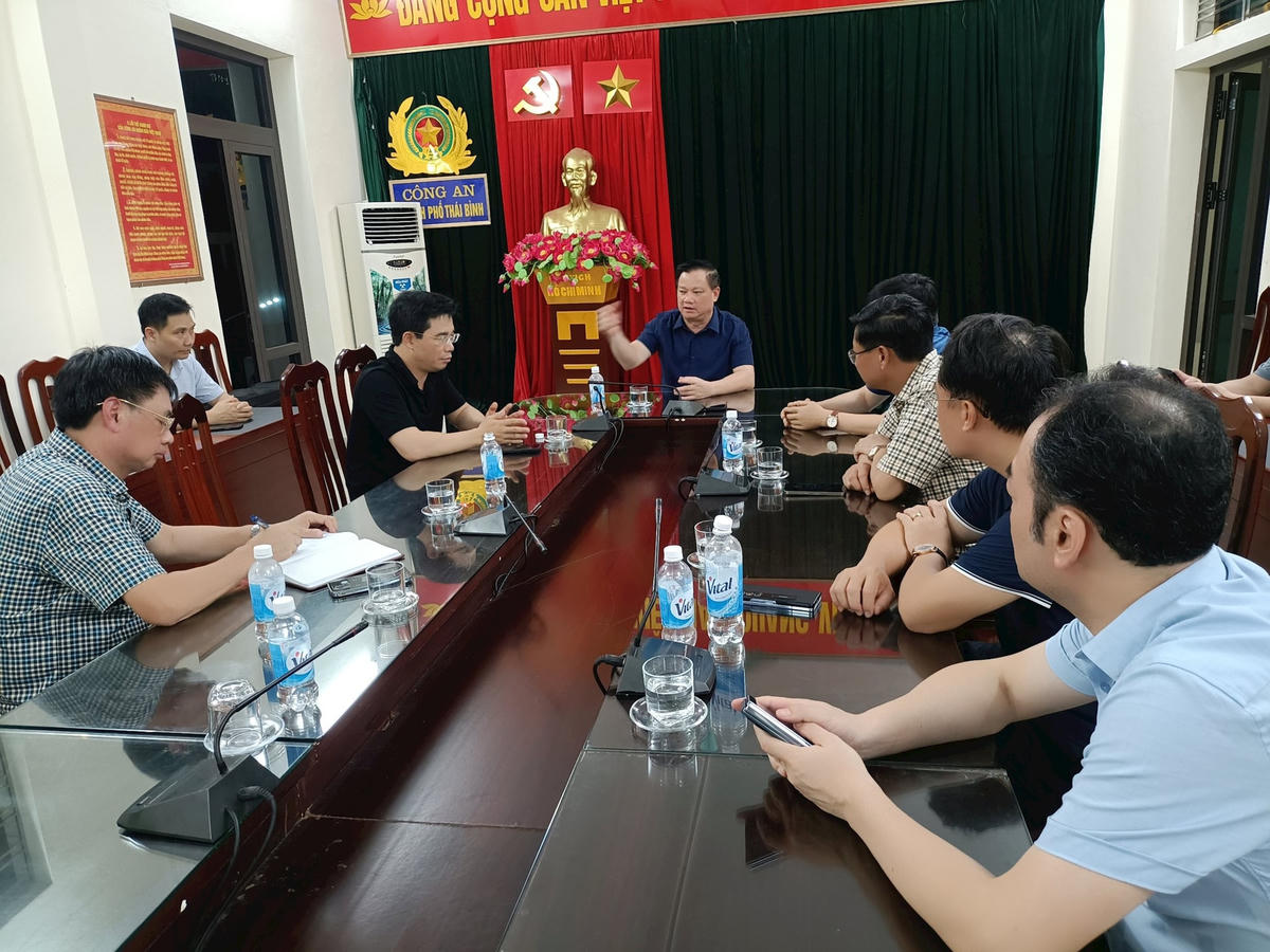 Chủ tịch UBND tỉnh Thái Bình Nguyễn Khắc Thận (ngồi giữa) chỉ đạo các cơ quan liên quan của tỉnh và TP Thái Bình khẩn trương điều tra làm rõ nguyên nhân vụ việc.