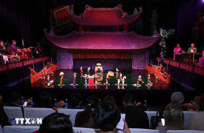 Hai Phu nhân thưởng thức các tiết mục múa rối nước. (Ảnh: Văn Điệp/TTXVN) ttxvn-phu-nhan-2-resize.jpg