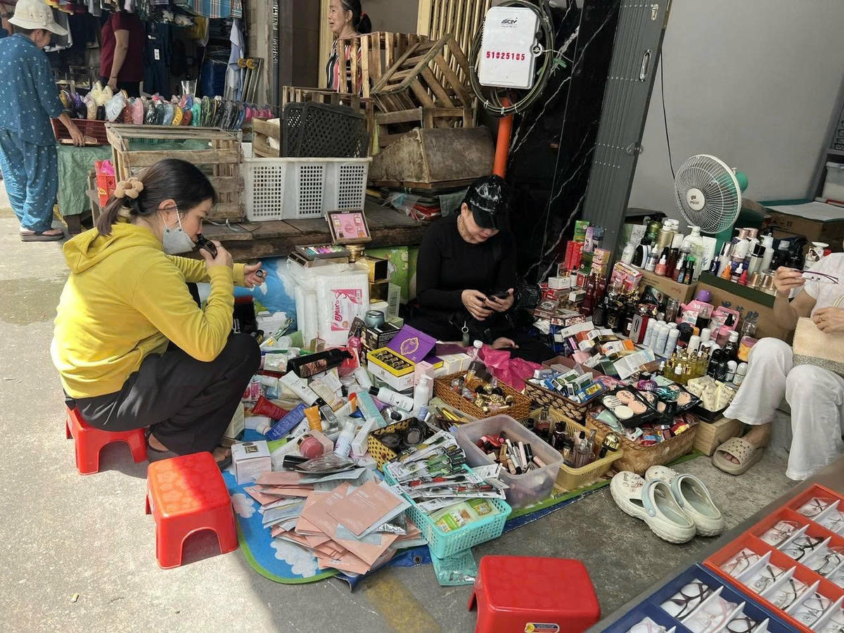 Hàng giả bày bán tại các chợ trên địa bàn TP Hồ Chí Minh. Ảnh: U.P.