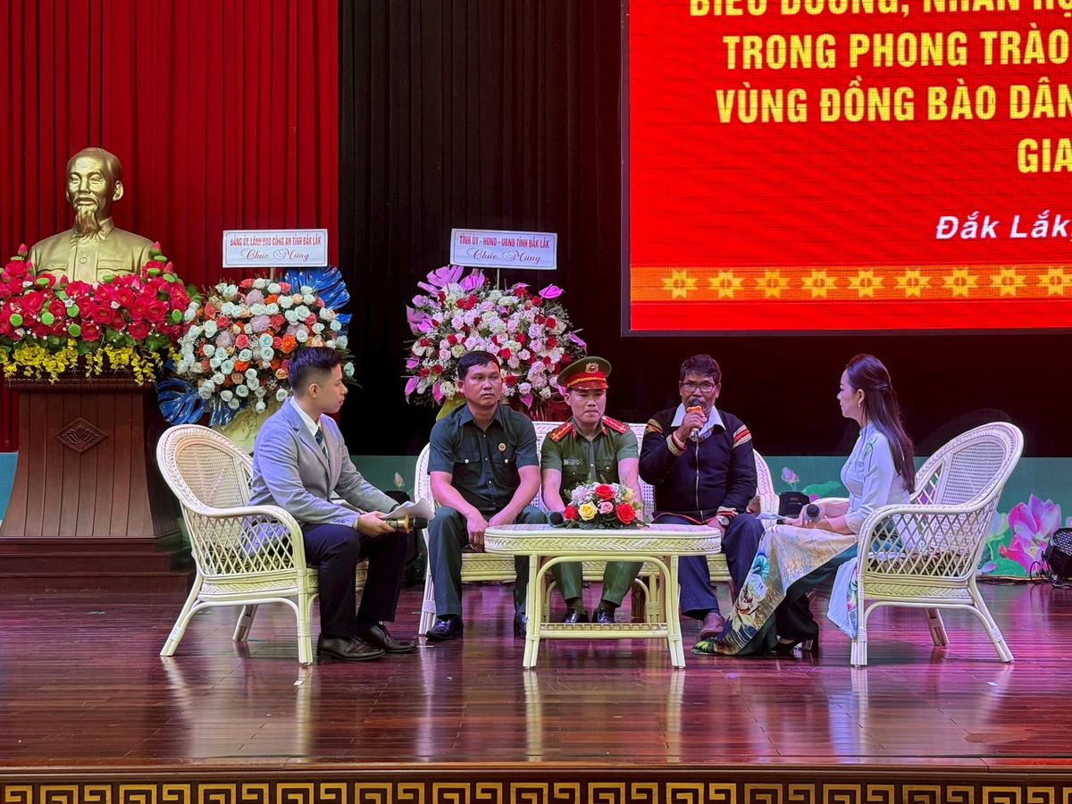 Các đại biểu giao lưu với các đại diện mô hình và cá nhân điển hình tiên tiến tiêu biểu trong phong trào TDBVANTQ đến từ 5 tỉnh Tây Nguyên.