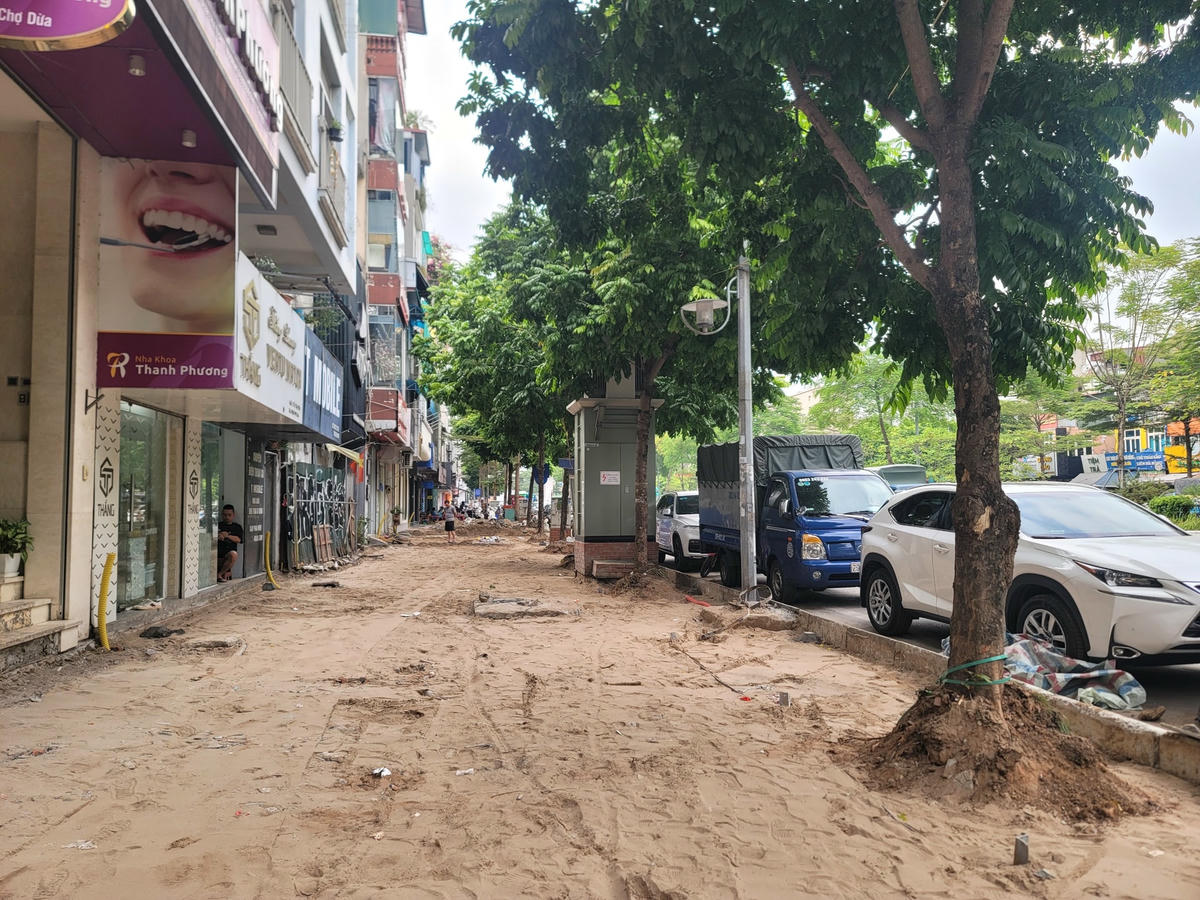 Do vỉa hè ngổn ngang, người dân muốn đi vào các quán ăn, cửa hàng ở trên tuyến đường này còn dừng, đỗ xe ở dưới lòng đường