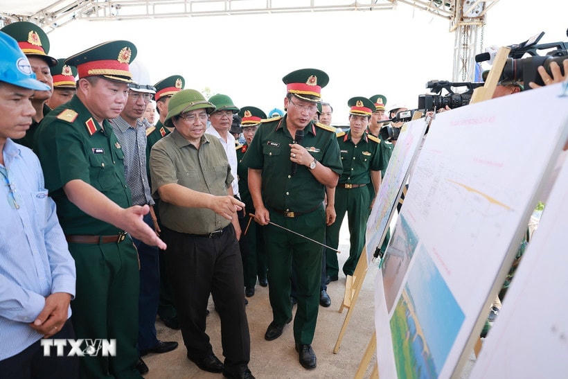 Thủ tướng Phạm Minh Chính kiểm tra tiến độ thi công cầu Phong Châu mới trên Quốc lộ 32C, tỉnh Phú Thọ. (Ảnh: Dương Giang/TTXVN)