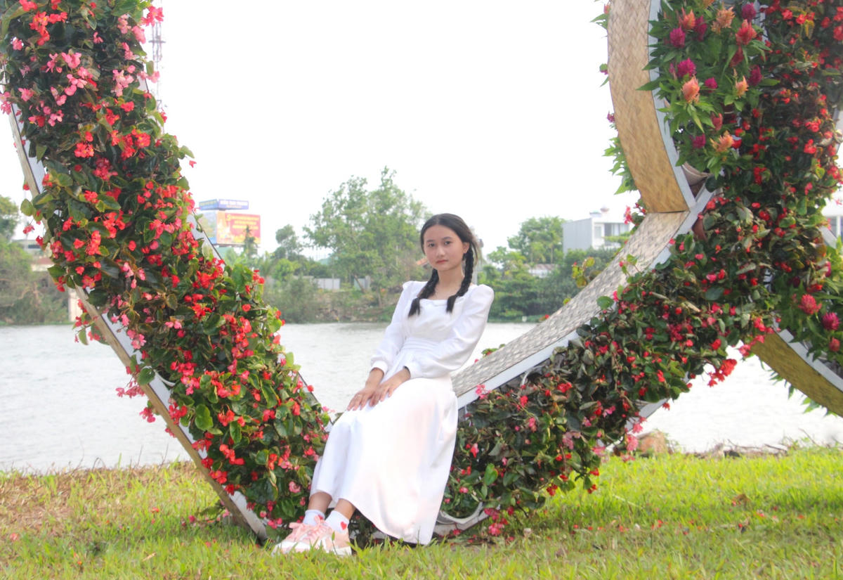 Bạn trẻ chụp ảnh bên bờ sông Tam Kỳ.