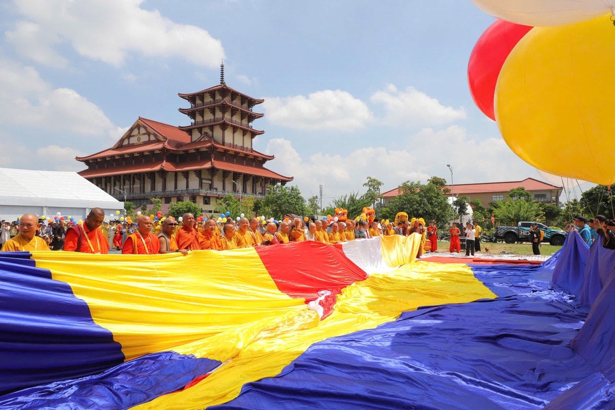 Chư tôn đức cùng quý vị đại biểu làm lễ thượng cờ (1)