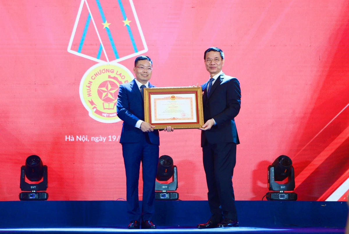 Bộ trưởng Bộ Thông tin và Truyền thông, Phó Trưởng Ban Tuyên giáo Trung ương, Phó Chủ tịch Ủy ban Chuyển đổi số Quốc gia Nguyễn Mạnh Hùng thừa ủy quyền Thủ tướng Chính phủ trao tặng bằng khen của Thủ tướng Chính phủ cho ông Đặng Khắc Lợi, Phó Cục trưởng Cục Báo chí.