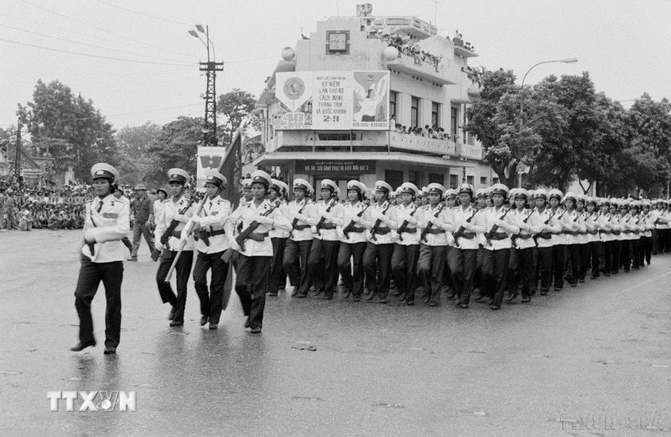 Nữ quân nhân binh chủng hải quân diễu hành trên đường phố Hà Nội. (Ảnh: Cao Phong/TTXVN)