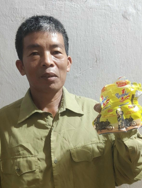 Ông T.V.T và nhãn chai Number 1 mà ông đã xé nhãn tham gia chương trình.