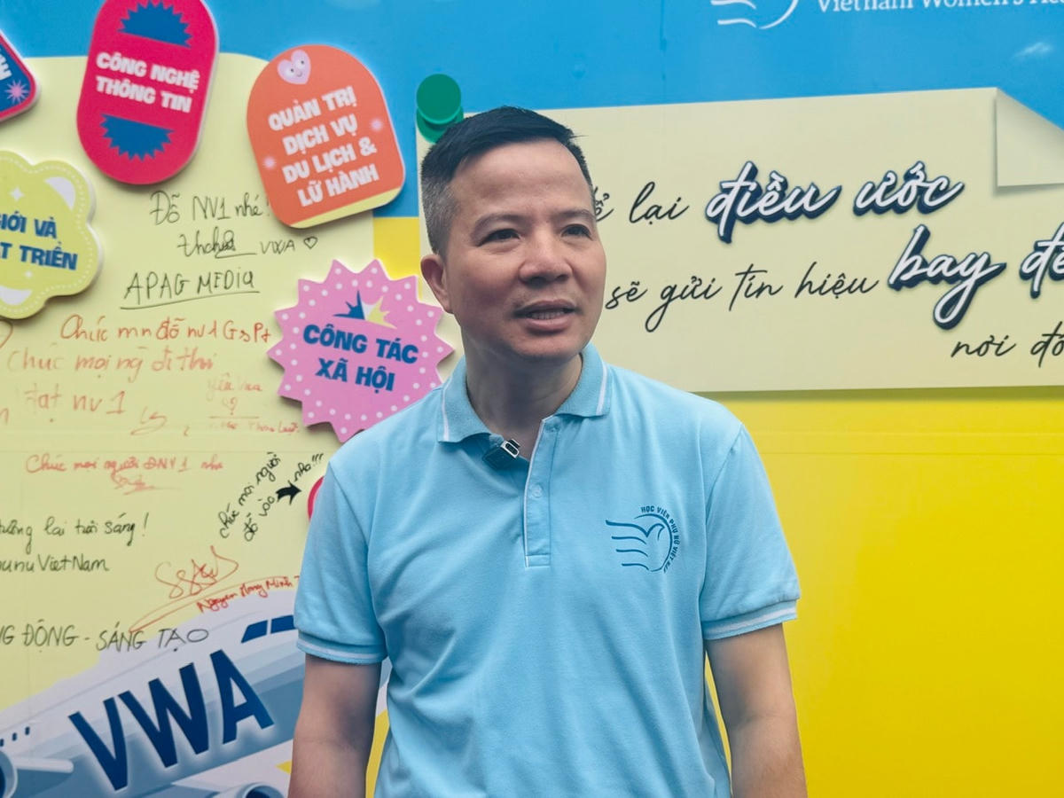 TS. Nguyễn Phi Long – Trưởng phòng Đào tạo Học viện Phụ nữ Việt Nam trao đổi với PV Báo Đại Đoàn Kết. Ảnh: Nguyễn Hoài.