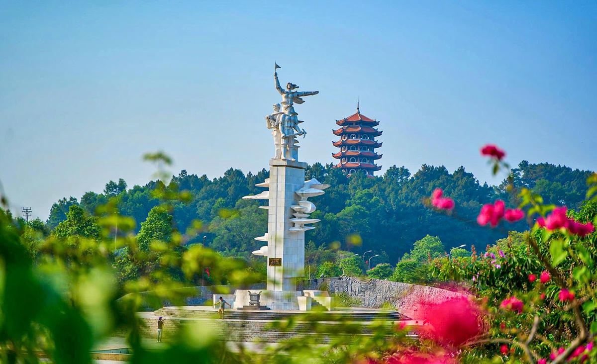 2. Tượng đài Chiến thắng và Tháp chuông Đồng Lộc trong không gian di tích lịch sử quốc gia đặc biệt