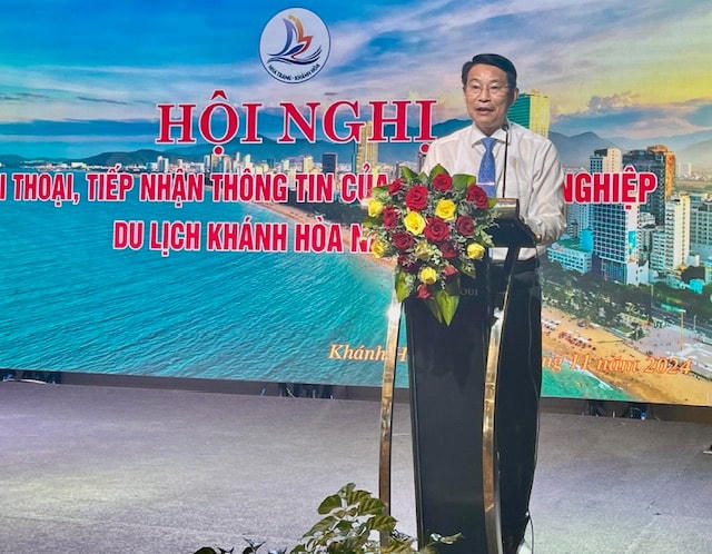 Ông Đinh Văn Thiệu, Phó Chủ tịch UBND tỉnh Khánh Hòa, đang phat biểu tại hội nghị.