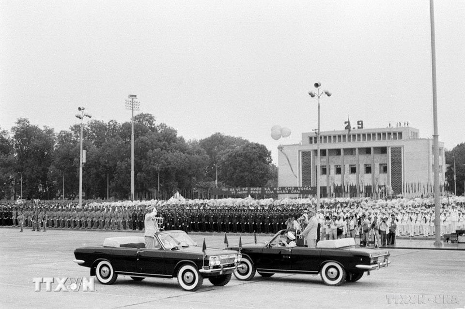 Đại tướng, Bộ trưởng Quốc phòng Văn Tiến Dũng nhận báo cáo của Đại tướng Lê Trọng Tấn, Tổng Tham mưu trưởng Quân đội nhân dân Việt Nam duyệt đội ngũ quân đội tham gia duyệt binh. (Ảnh: Xuân Lâm/TTXVN)