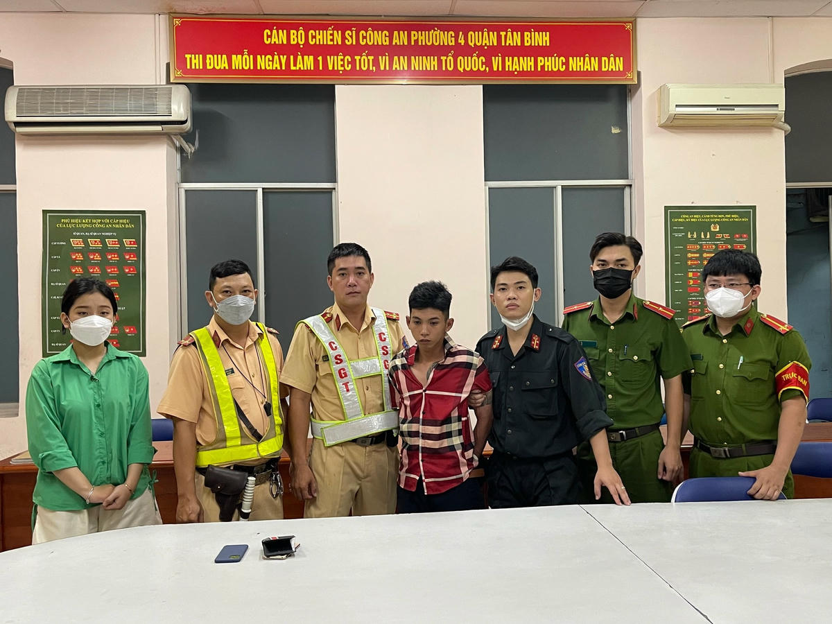 Lực lượng công an bắt và giao tên cướp điện thoại tại công an phường.