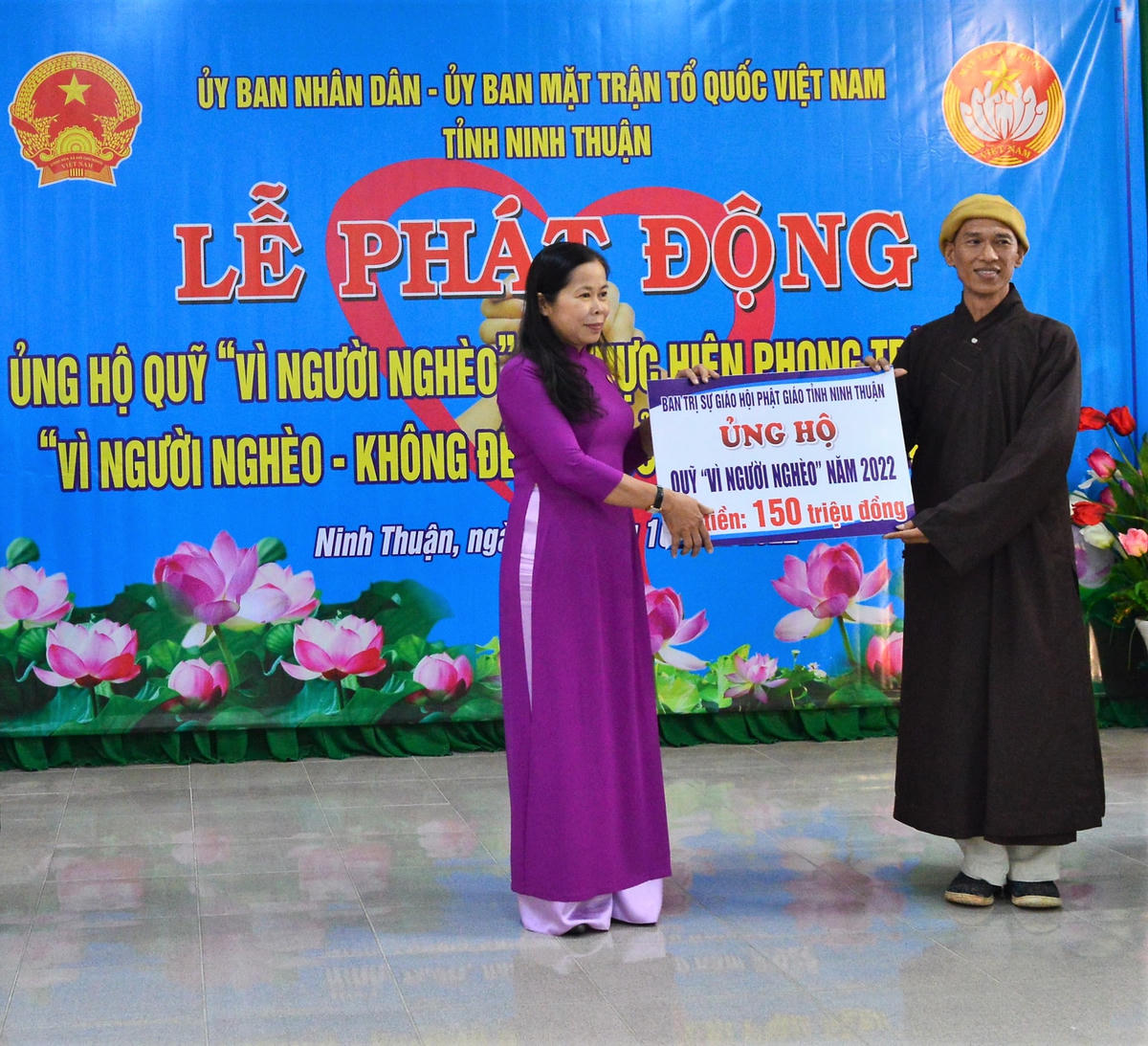 Ban trị sự GHPG tỉnh Ninh Thuận ủng hộ Quỹ “Vì người nghèo” tỉnh.