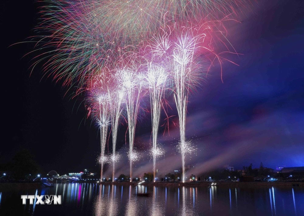 Màn bắn pháo hoa tầm cao trên dòng sông Nậm Rốm lịch sử. (Ảnh: Xuân Tư/TTXVN) ttxvn_phao_hoa_2.jpg