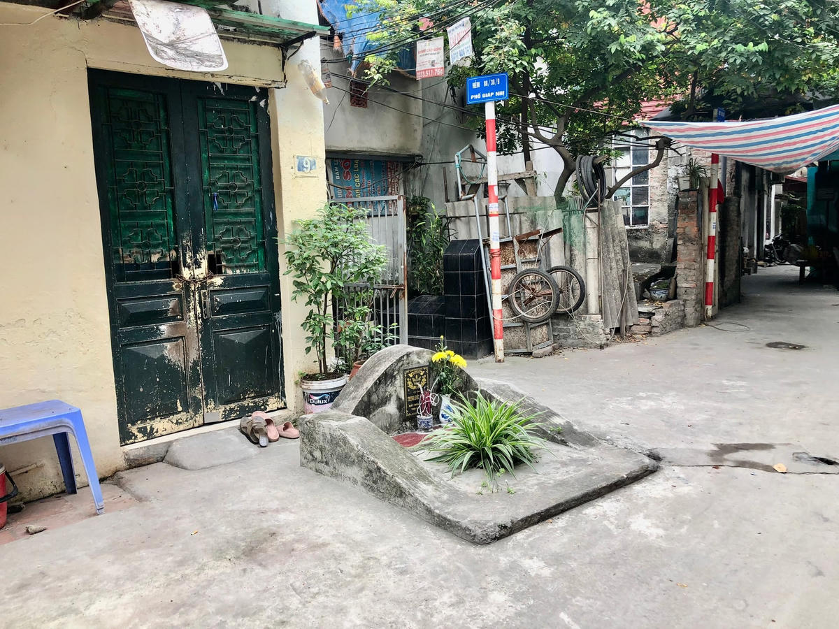 Theo thời gian, người đông lên, nhà cửa được xây dựng, đất trống không còn, thay thế vào đó là khu phố đông dân cư xây kề với các ngôi mộ.