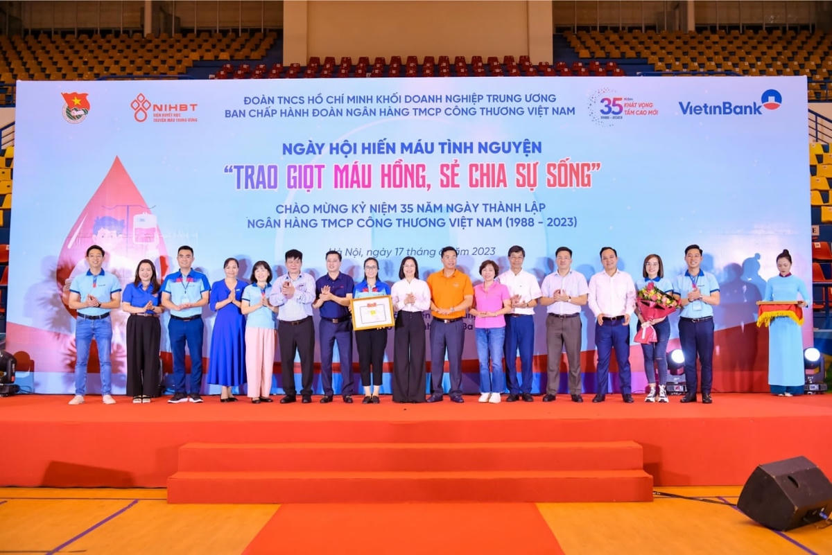 Đoàn Thanh niên VietinBank nhận Bằng khen của Đoàn Khối DNTW vì có thành tích xuất sắc trong phong trào hiến máu giai đoạn 2020-2023.