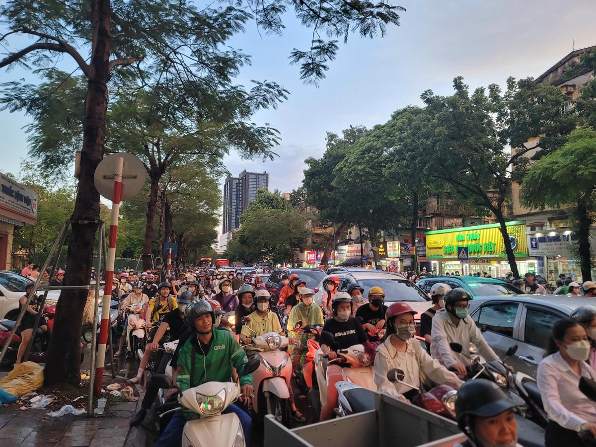 Chiều 8/8, cơn mưa xuất hiện đúng giờ tan tầm khiến phương tiện lưu thông gặp khó khăn, nhiều tuyến đường ùn tắc.