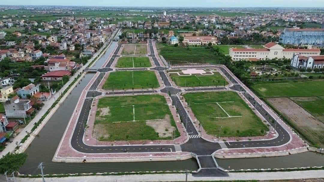 Sự phát triển của các khu công nghiệp và trung tâm thương mại tại các vùng ven sẽ kéo theo lượng dân cư tăng mạnh, tạo ra nhu cầu cao về các sản phẩm bất động sản nhà ở. (Ảnh minh hoạ).