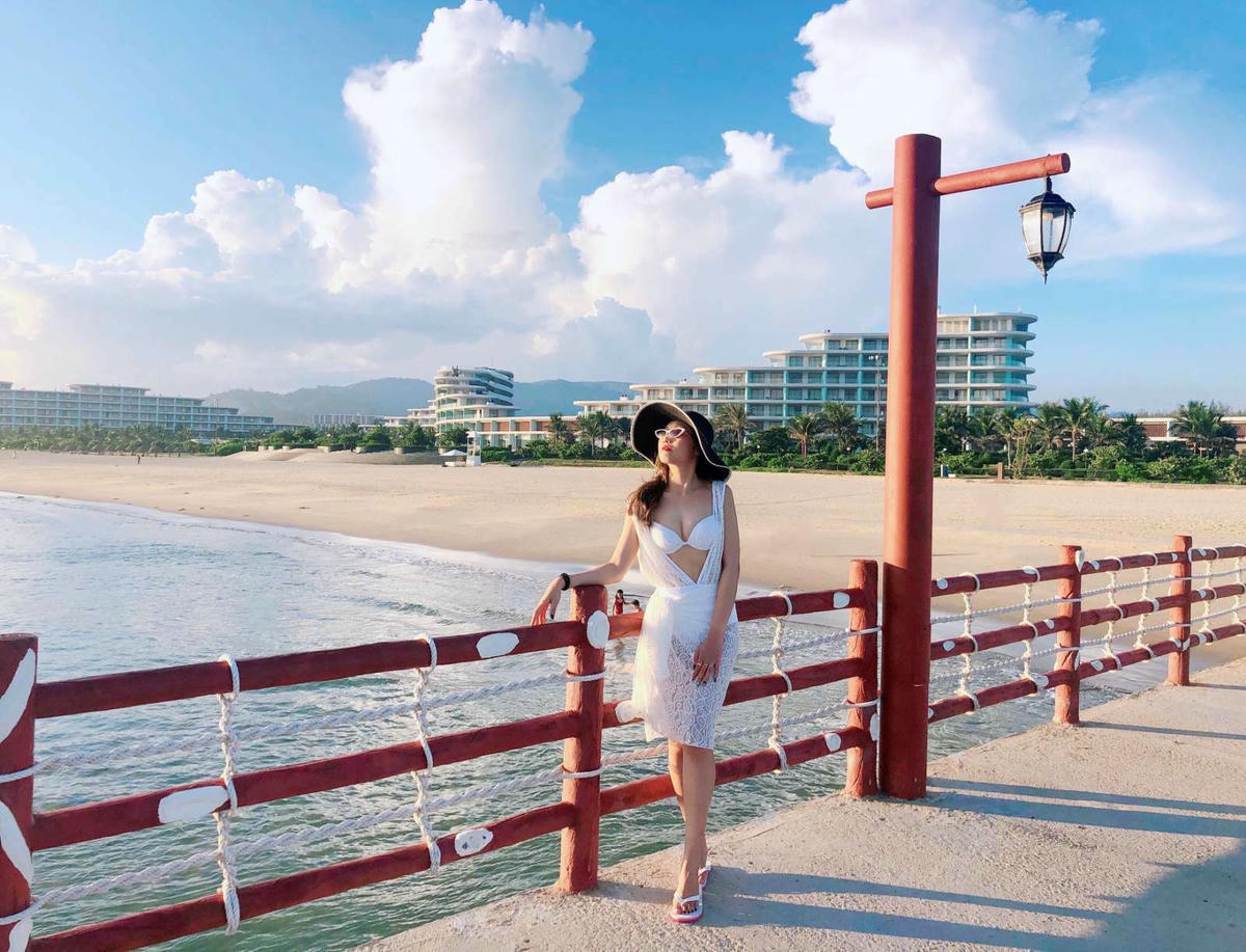 Nếu muốn tận hưởng một kỳ nghỉ dưỡng đúng điệu, bạn nên lưu trú tại các khách sạn, resort ven biển với không ít các tọa độ check-in tuyệt đẹp giữa biển trời. Trong đó, FLC Quy Nhơn luôn là lựa chọn hàng đầu của hội nghiền sống ảo (Ảnh: Tiên Tiên)