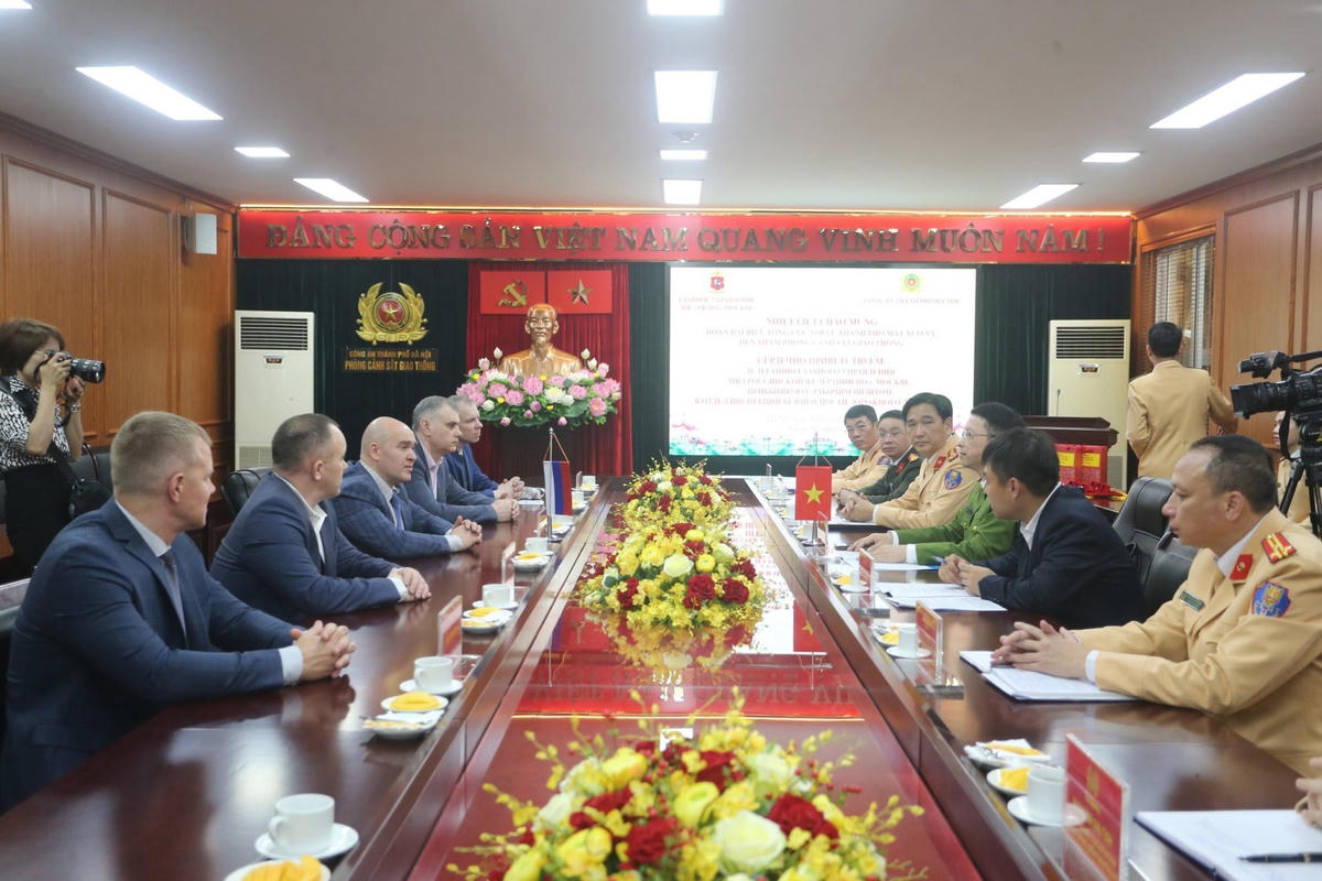 Đoàn Tổng cục Nội vụ TP Mát-xcơ-va trao đổi kinh nghiệm phòng, chống tội phạm với Phòng Cảnh sát hình sự Công an TP Hà Nội.