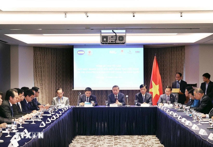 Tổng Bí thư Tô Lâm gặp mặt thành viên Mạng lưới Đổi mới sáng tạo Việt Nam và chuyên gia người Việt Nam tại Hàn Quốc. (Ảnh: Thống Nhất/TTXVN)