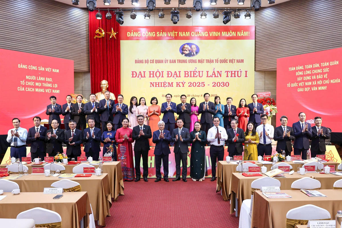 Đồng chí Đỗ Văn Chiến chụp ảnh lưu niệm cùng các đại biểu tham dự Đại hội. Ảnh: Quang Vinh.