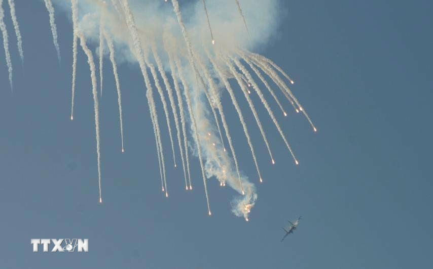 Màn trình diễn phun bẫy nhiệt của máy bay tiêm kích Su-30MK2 trên bầu trời Thành phố Hồ Chí Minh. (Ảnh: TTXVN)