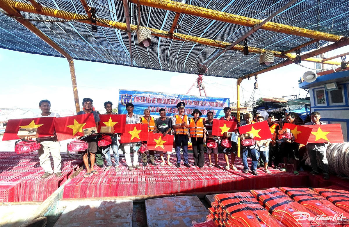 Đại tá Lê Văn Tú, Chính ủy BTL Vùng CSB 3 và Lãnh đạo địa phương trao tặng cờ Tổ quốc, đèn pin, túi thuốc cho ngư dân