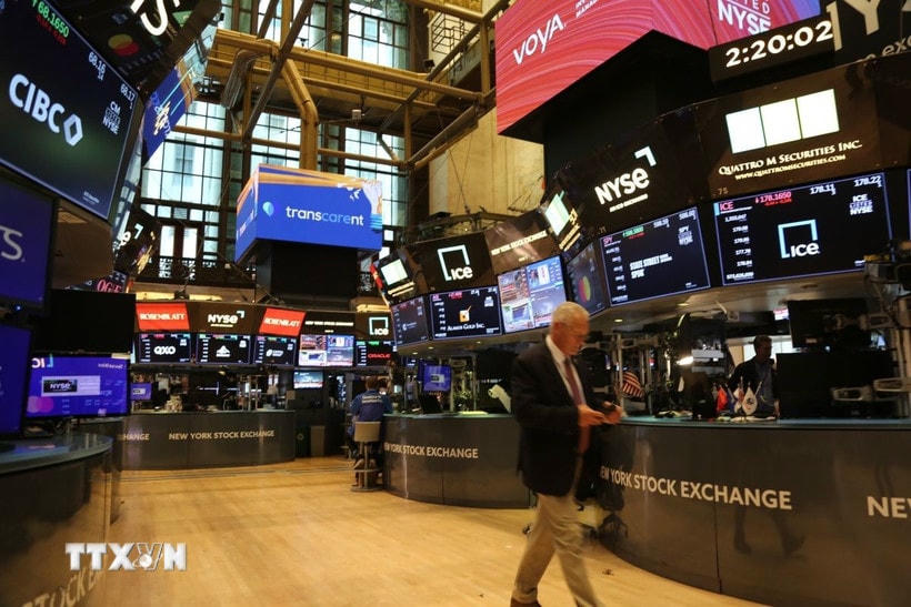 Giao dịch viên tại sàn chứng khoán New York, Mỹ. (Ảnh: THX/TTXVN)