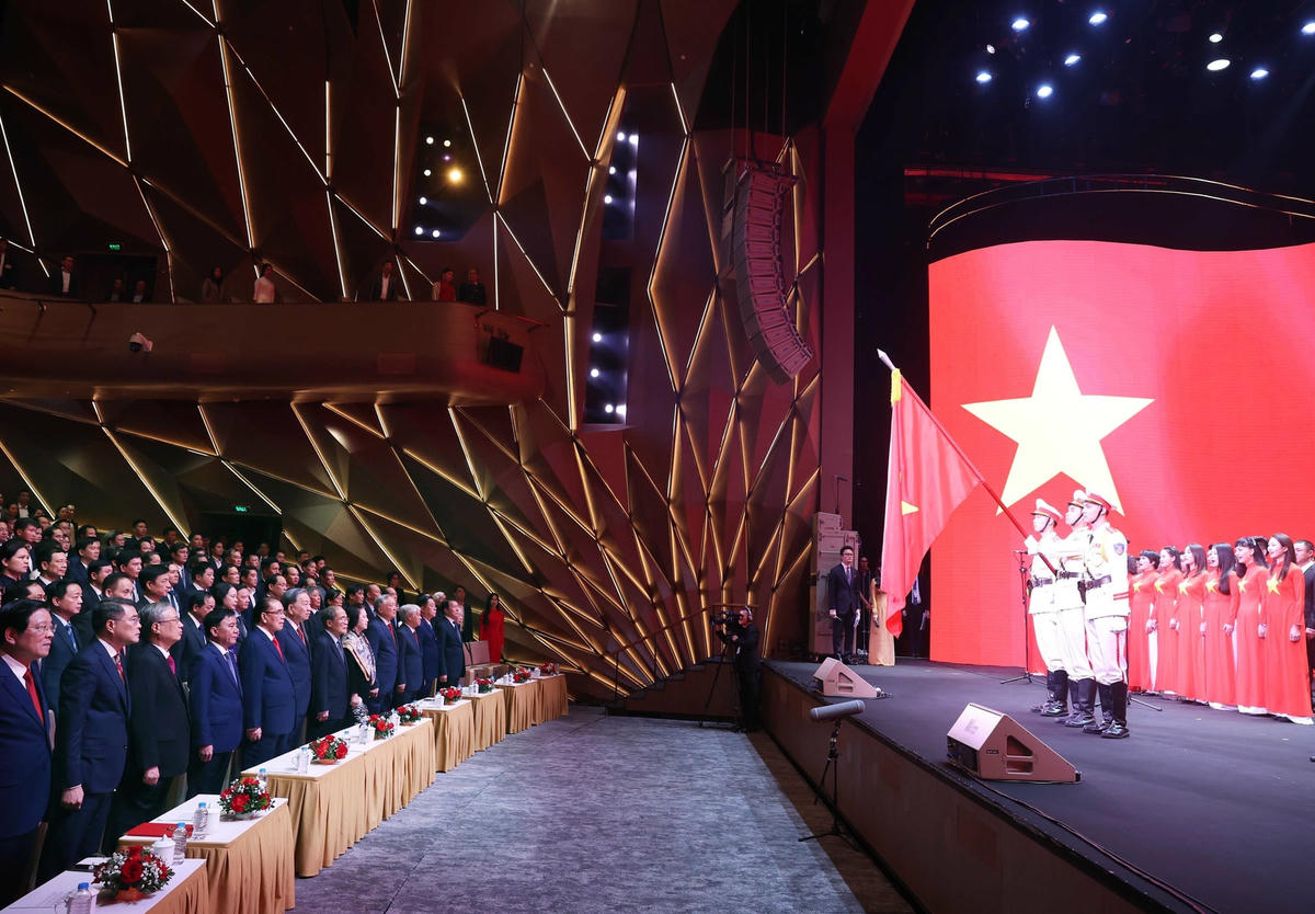 Tổng Bí thư Tô Lâm, các lãnh đạo, nguyên lãnh đạo Đảng Nhà nước và các đại biểu thực hiện nghi lễ chào cờ. (Ảnh: Thống Nhất/TTXVN) to-lam-bua-liem-vang-2.jpg