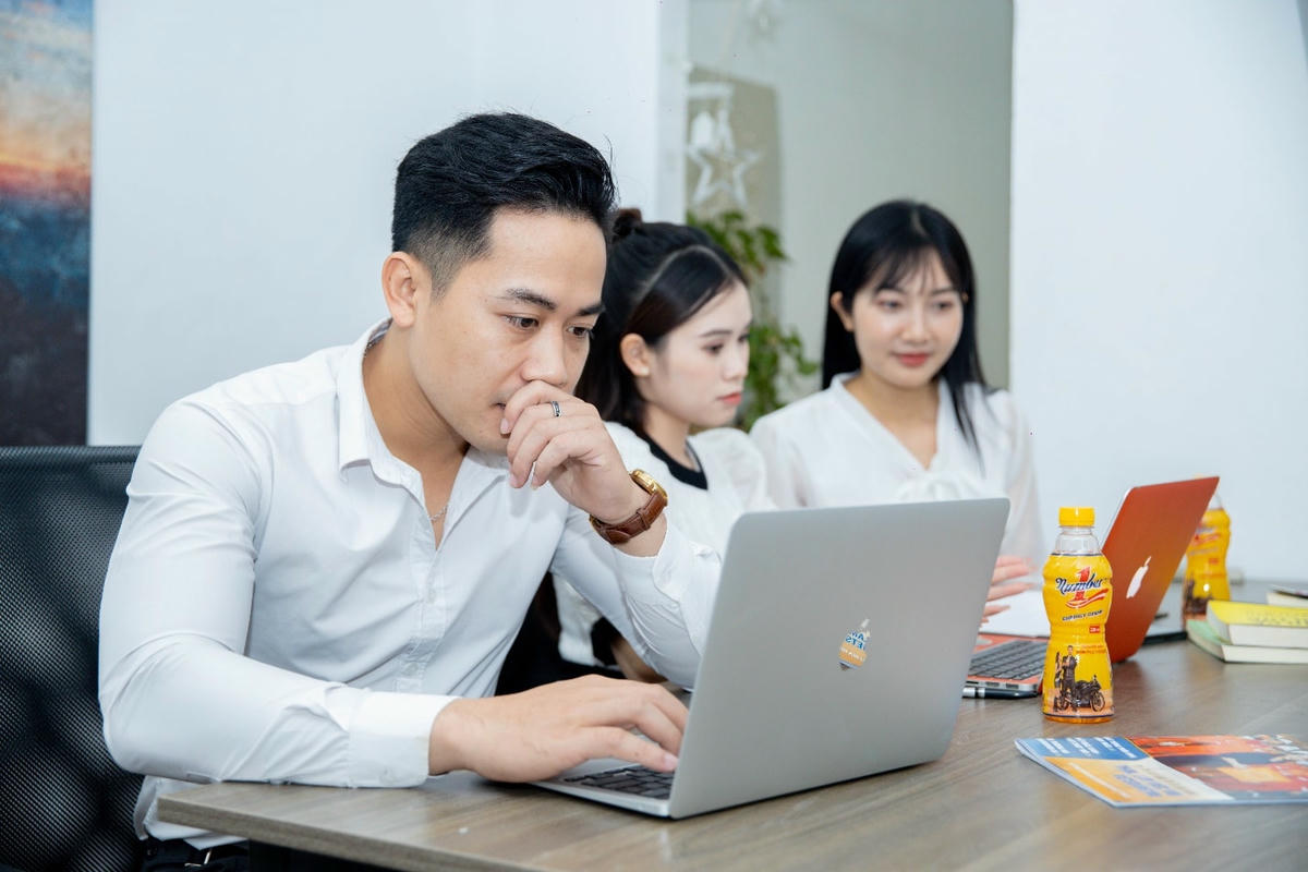 Người lao động hiện nay thường xuyên đối diện với áp lực công việc gây nên mệt mỏi.