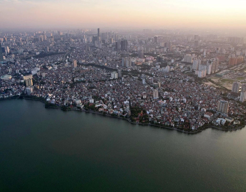 Nhìn về hướng tây là con đường Trích Sài ven hồ, các tòa cao tầng phía xa thuộc quận Cầu Giấy, Từ Liêm.