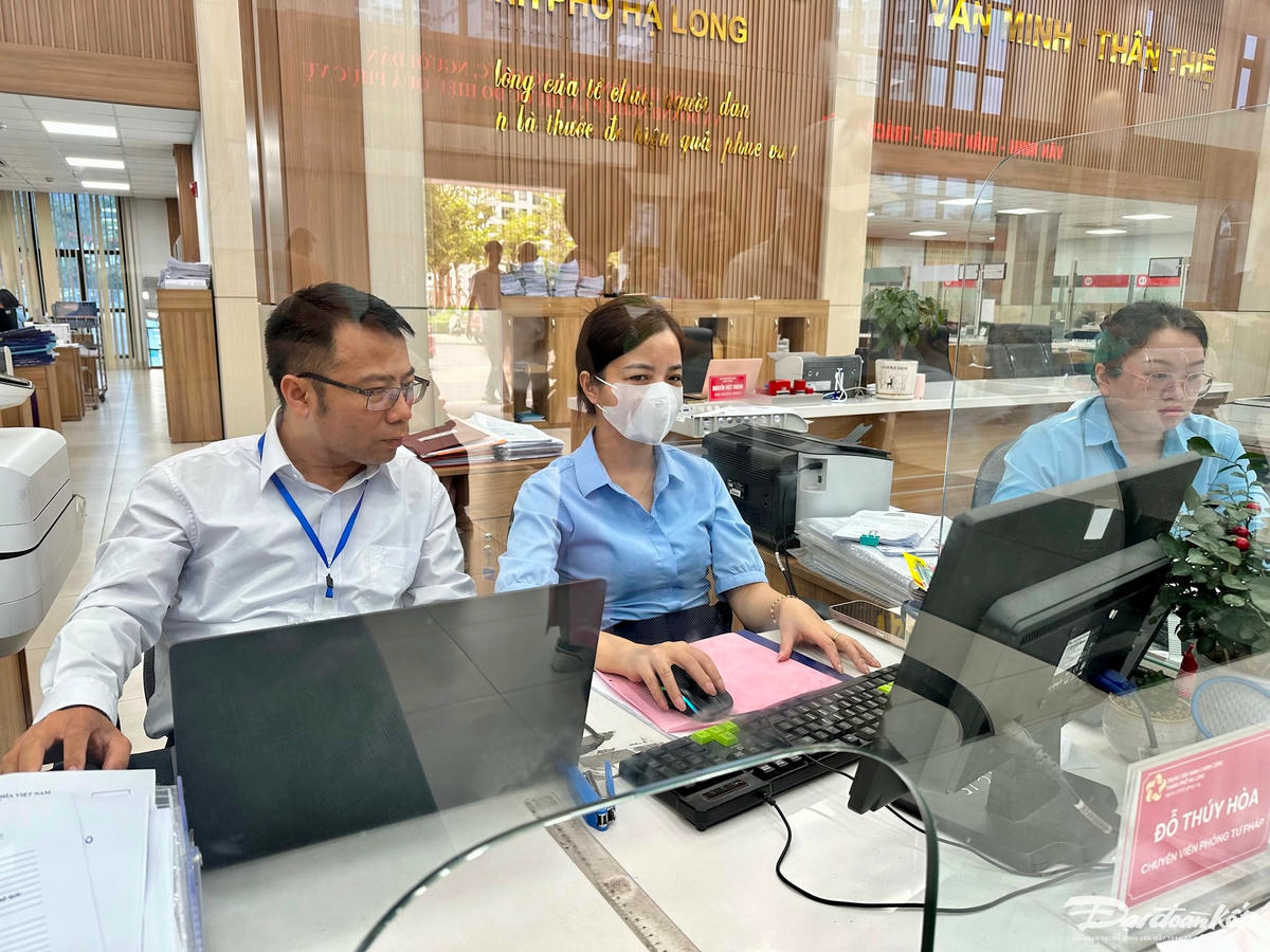 Các cán bộ phụ trách giải quyết thủ tục hành chính được tập huấn, hướng dẫn bằng hình thức