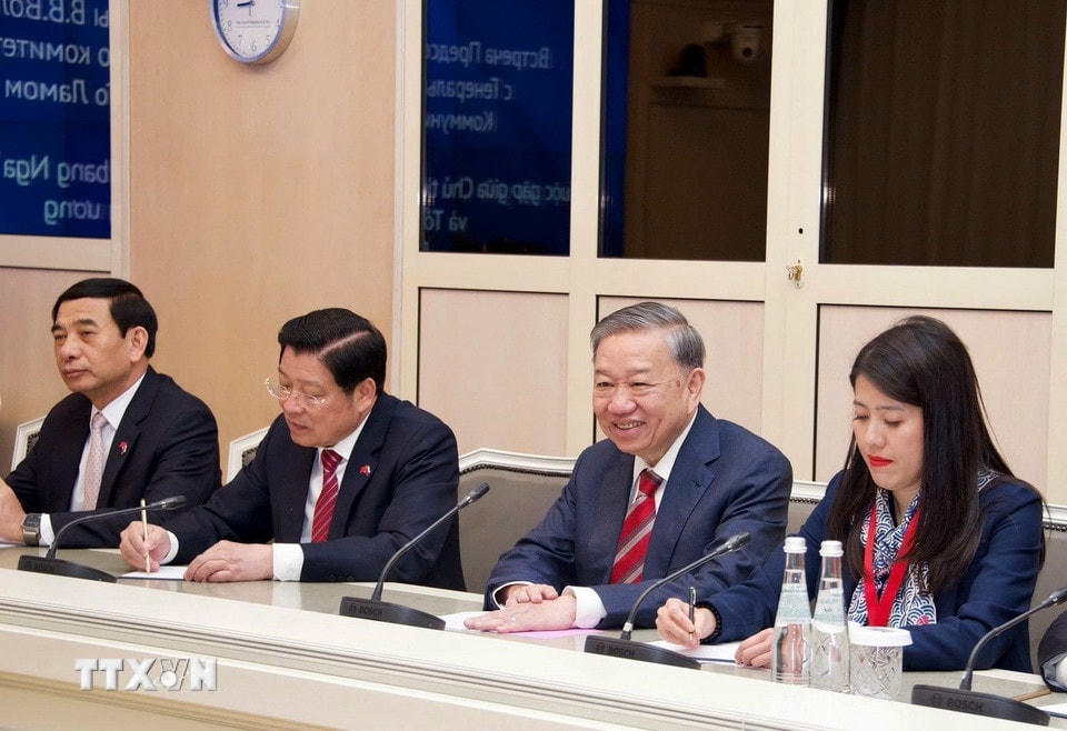 Tổng Bí thư Tô Lâm và đoàn Việt Nam tại cuộc hội kiến Chủ tịch Duma Quốc gia Liên bang Nga Vyacheslav Volodin. (Ảnh: TTXVN phát)